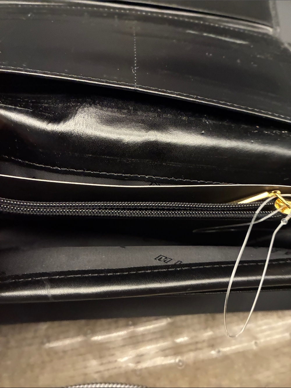Elegant Black Continental Wallet with Gold Hardware - Picture 3 of 8